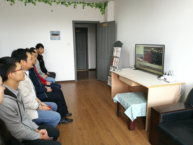 suncitygroup太阳成组织师生收看十九届中共中央政治局常委同中外记者见面会.jpg